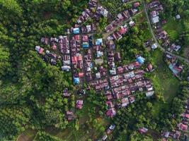 antenne visie van groen rijst- terrassen in Indonesië foto