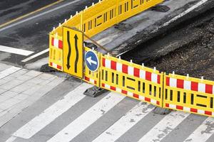 weg onder bouw achtergrond. bouw hekken en tekens Aan een weg in de stad foto