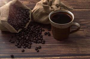 een koffiemok en koffiebonen op een houten tafel, hou van koffie concept foto