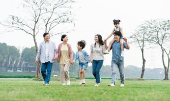 Aziatisch familie foto wandelen samen in de park