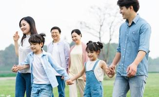 Aziatisch familie foto wandelen samen in de park