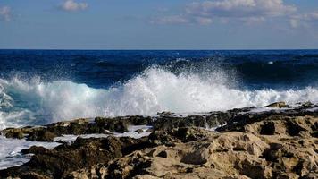 blauw zee Golf en wit schuim en plons. steen strand Aan eiland van Malta, Nee zanderig strand. zomer vakantie grens kader concept. tropisch eiland vakantie achtergrond. toerist reizen banier ontwerp sjabloon. foto