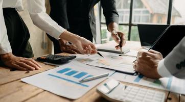 bedrijf team vergadering aanwezig.professional investeerder werken met financiën managers taak. met laptop slim telefoon en digitaal tafel foto