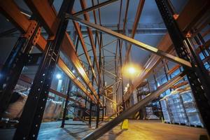 magazijn gebouwen van een fabriek of werkplaats met metaal planken. foto