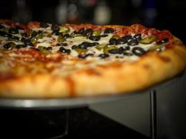 jalepeno en zwart olijf- pizza foto