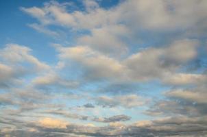 bewolkte blauwe hemel foto