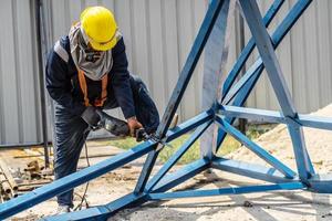 arbeider naar snijdend staal in bouw plaats met heen en weer zag of recept zaag, zag gebruikt in bouw en sloop werk zonder creëren ieder vonken. foto