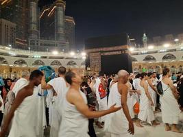 mekka, saudi Arabië, maart 2023 - gedurende de maand van Ramadan, pelgrims van allemaal over- de wereld uitvoeren tawaf in de omgeving van de kabah Bij de masjid al-haram in mekka.. foto