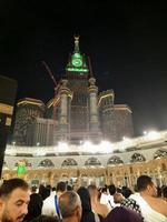 mekka, saudi Arabië, maart 2023 - gedurende de maand van Ramadan, pelgrims van allemaal over- de wereld uitvoeren tawaf in de omgeving van de kabah Bij de masjid al-haram in mekka.. foto