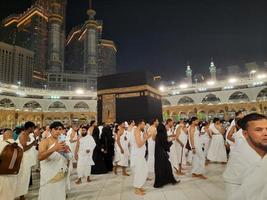 mekka, saudi Arabië, maart 2023 - gedurende de maand van Ramadan, pelgrims van allemaal over- de wereld uitvoeren tawaf in de omgeving van de kabah Bij de masjid al-haram in mekka.. foto