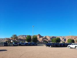 al ula, saudi Arabië, maart 2023 - jeeps zijn geparkeerd Bij verschillend plaatsen in de woestijn naar nemen toeristen naar verschillend plaatsen gedurende de dag in al ula, saudi Arabië. foto