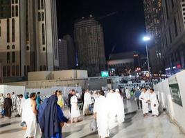 mekka, saudi Arabië, maart 2023 - mooi visie buiten de masjid al-haram in mekka. bezoekers van allemaal over- de wereld zijn in verschillend plaatsen. foto