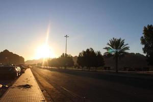 een mooi dag visie van een winter park in al ula, saudi Arabië. de park is omringd door oude heuvels. foto