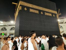 mekka, saudi Arabië, maart 2023 - gedurende de maand van Ramadan, pelgrims van allemaal over- de wereld uitvoeren tawaf in de omgeving van de kabah Bij de masjid al-haram in mekka.. foto