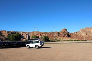 al ula, saudi Arabië, maart 2023 - toeristen zijn in hun auto's naar bezoek historisch sites en archeologie in al ula, saudi Arabië. foto