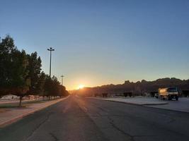 een mooi dag visie van een winter park in al ula, saudi Arabië. de park is omringd door oude heuvels. foto