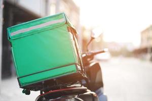 groen rijder klaar voor snel voedsel levering met online toepassingen foto