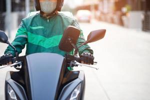 groen rijder klaar voor snel voedsel levering met online toepassingen foto