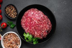 rauw rundvlees fijngehakt vlees grond vlees vers klaar naar koken maaltijd voedsel tussendoortje Aan de tafel kopiëren ruimte voedsel foto