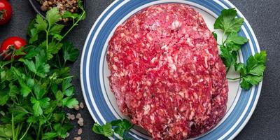 rauw rundvlees fijngehakt vlees grond vlees vers klaar naar koken maaltijd voedsel tussendoortje Aan de tafel kopiëren ruimte voedsel foto