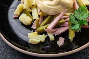 salade augurk, aardappel, worst, mayonaise klaar naar eten maaltijd voedsel tussendoortje Aan de tafel kopiëren ruimte voedsel achtergrond rustiek top visie foto