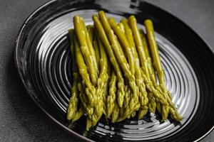 groen bonen asperges klaar naar eten gezond maaltijd voedsel tussendoortje Aan de tafel kopiëren ruimte voedsel achtergrond rustiek top visie keto of paleo eetpatroon vegetarisch foto