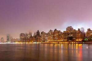 Manhattan stad horizon stadsgezicht van nieuw york met koningin brug foto