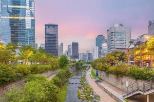 cheonggyecheon, een openbaar recreatie ruimte in downtown Seoel foto