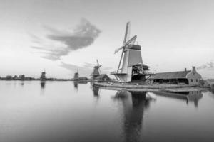 traditioneel oud dorp met nederlandse windmolens in amsterdam, nederland foto