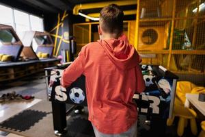 broers spelen tafel Amerikaans voetbal in kinderen Speel centrum. foto