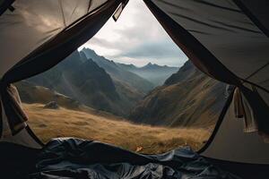 verbazingwekkend visie van binnen tent naar berg landschap. camping gedurende wandeltocht in bergen, buitenshuis activiteiten. gemaakt met generatief ai foto