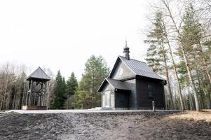 Wit-Rusland, Minsk, maart 2023. de gedenkteken complex van de dorp van katyn. kapel in de dorp. foto