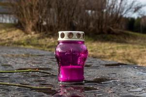 icoon lampen, kandelaars staan Aan een marmeren voetstuk na regen Aan de straat foto