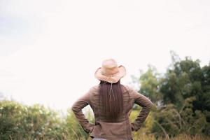 vrouw van op reis in Woud. foto