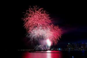 vuurwerk Bij zee in Thailand. foto