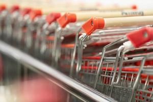 rij van boodschappen doen trolleys of karren in supermarkt. foto