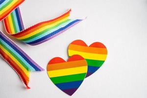 lgbt regenboog kleurrijk vlag hart en lint, symbool van lesbienne, homo, biseksueel, transgender, menselijk rechten, tolerantie en vrede. foto