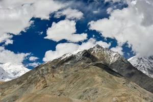 baisha meer in bolonkou reservoir, pamir plateau, xinjiang foto