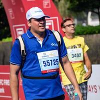 nieuw Delhi, Indië - oktober 16 2022 - vedanta Delhi voor de helft marathon ras na covid in welke marathon deelnemers over naar kruis de af hebben lijn, Delhi voor de helft marathon 2022 foto