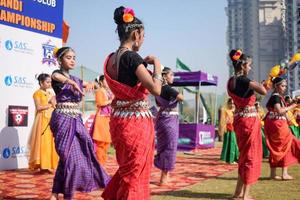 Delhi, Indië - december 11 2022 - bharathanatyam Indisch klassiek odissi dansers het uitvoeren van Bij fase. mooi Indisch meisje dansers in de houding van Indisch dans. Indisch klassiek dans bharatanatyam foto