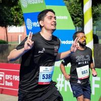 nieuw Delhi, Indië - oktober 16 2022 - vedanta Delhi voor de helft marathon ras na covid in welke marathon deelnemers over naar kruis de af hebben lijn, Delhi voor de helft marathon 2022 foto