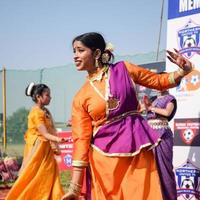 Delhi, Indië - december 11 2022 - bharathanatyam Indisch klassiek odissi dansers het uitvoeren van Bij fase. mooi Indisch meisje dansers in de houding van Indisch dans. Indisch klassiek dans bharatanatyam foto