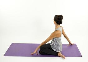 mooi yoga vrouw tegen wit foto