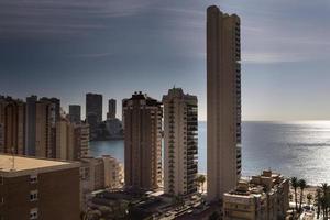 de kust en hoog stijgen horizon van benidorm foto