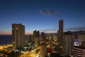 de kust en hoog stijgen horizon van benidorm foto