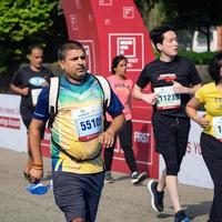 nieuw Delhi, Indië - oktober 16 2022 - vedanta Delhi voor de helft marathon ras na covid in welke marathon deelnemers over naar kruis de af hebben lijn, Delhi voor de helft marathon 2022 foto