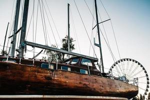 Gdynia, Polen 2017 - reuzenrad tegen de blauwe lucht foto