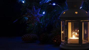 wit lantaarn met een brandend kaars. pijnboom Afdeling en wazig lichten Aan achtergrond. nacht donker afbeelding. Kerstmis mysterie humeur. foto
