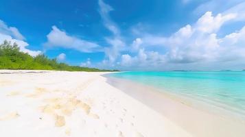 mooi zanderig strand met wit zand en rollend kalmte Golf van turkoois oceaan Aan zonnig dag Aan achtergrond wit wolken in blauw lucht. kleurrijk perfect panoramisch natuurlijk landschap. foto