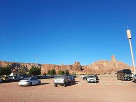 al ula, saudi Arabië, maart 2023 - jeeps zijn geparkeerd Bij verschillend plaatsen in de woestijn naar nemen toeristen naar verschillend plaatsen gedurende de dag in al ula, saudi Arabië. foto